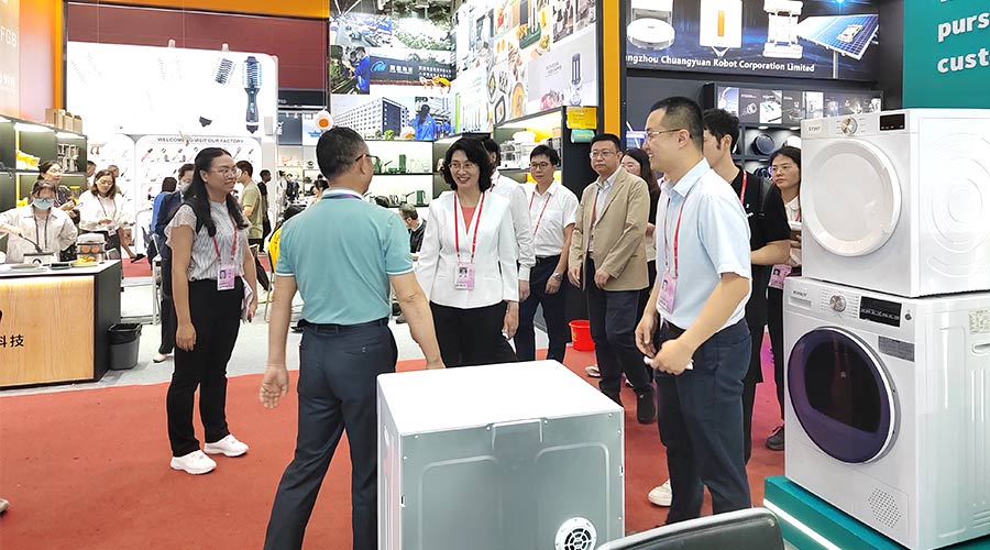 廣交會迎來大咖！江門市市長親臨金環(huán)電器展位參觀交流