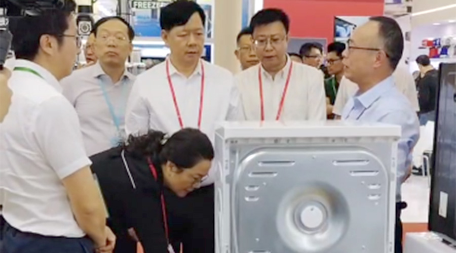 江門(mén)鶴山市領(lǐng)導(dǎo)一行蒞臨金環(huán)電器廣交會(huì)展位參觀(guān)考察