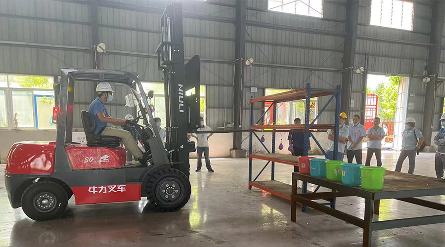 比技能 展風(fēng)采！金環(huán)電器參與鶴城鎮(zhèn)第二屆企業(yè)職工叉車技能競賽